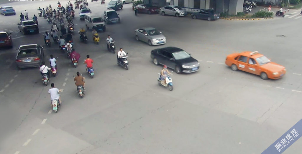 圖3 機(jī)動(dòng)車(chē)與非機(jī)動(dòng)車(chē)同時(shí)大量涌進(jìn)路口，相互干擾