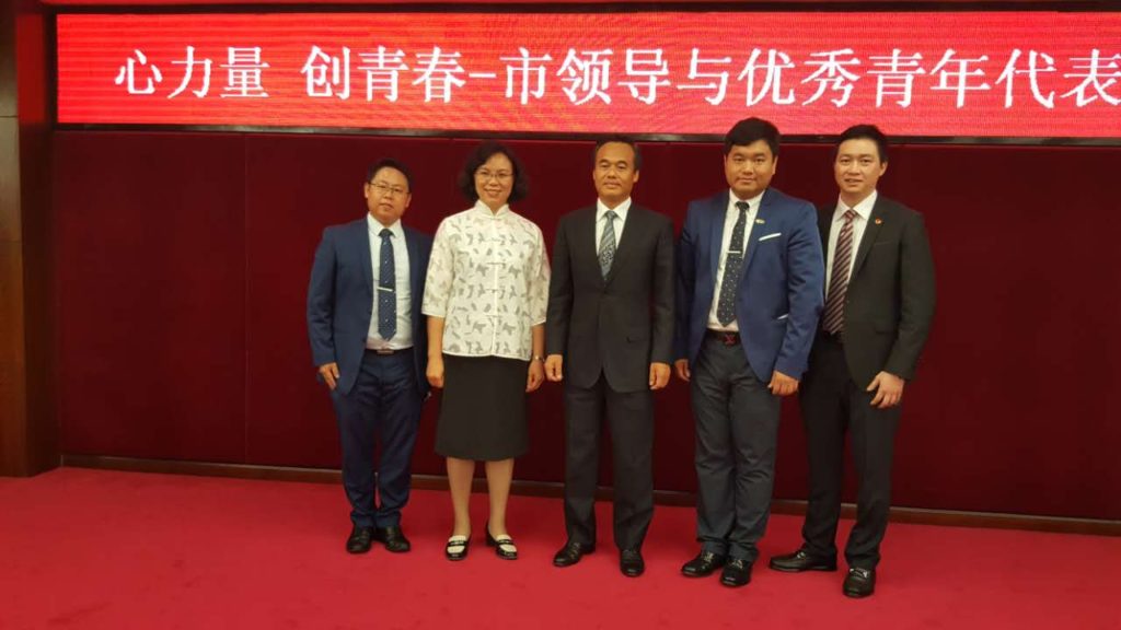 圖1 振業(yè)優(yōu)控董事長程華鎮(zhèn)先生與市領導合影