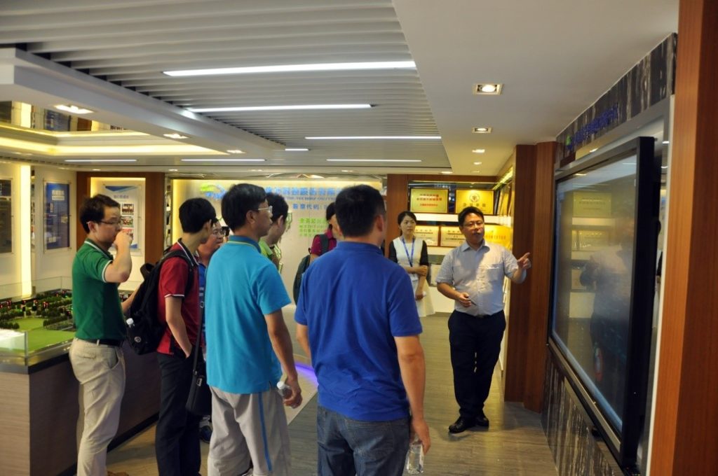 圖1 中山大學數學學院領導及老師參觀公司總部