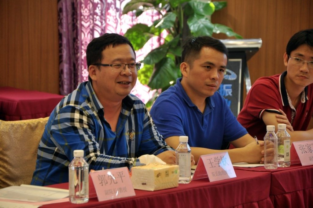 圖4 數學學院院長助理王學欽教授發(fā)言（左一）
