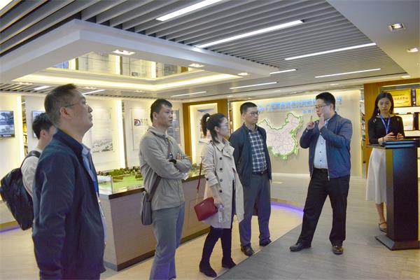 圖2 CEO陳寧寧與院長(zhǎng)洪波帶校方參觀(guān)振業(yè)優(yōu)控總部