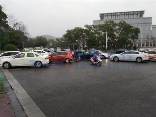 圖2 晚高峰鳳凰橋南側城南路南往北方向回溢
