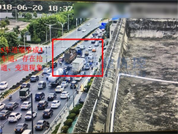 圖3 5車(chē)道縮窄導(dǎo)致的車(chē)輛搶道、變道現(xiàn)象