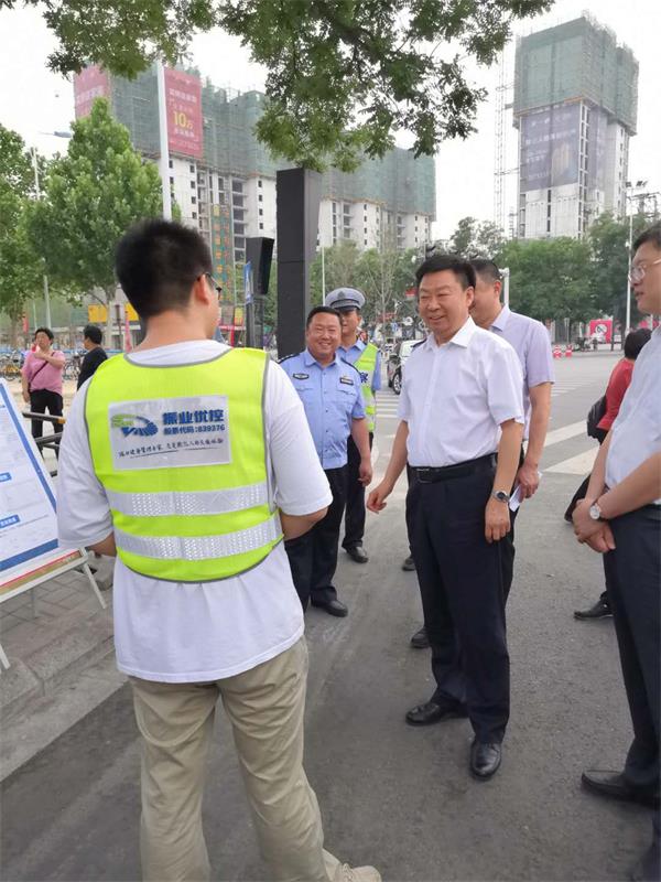 振業(yè)優(yōu)控技術(shù)人員匯報交通優(yōu)化方案