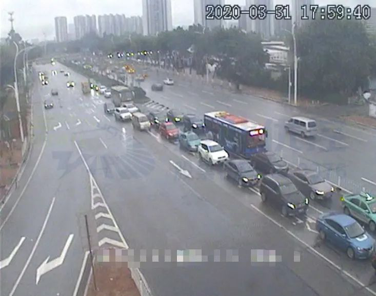 圖3 南進(jìn)口掉頭車輛排隊(duì)長，阻擋左轉(zhuǎn)車（優(yōu)化前）