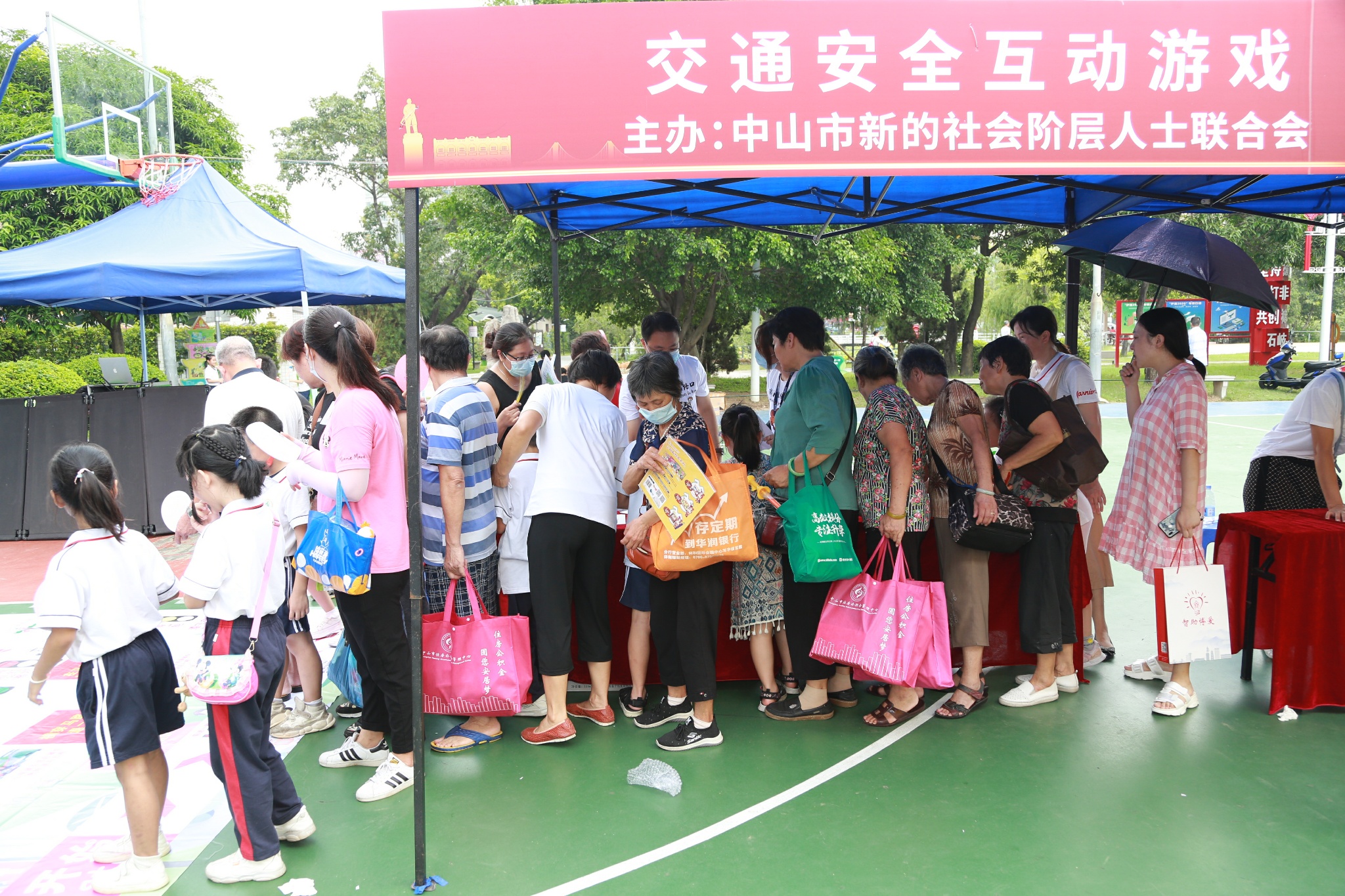 攤位前人頭攢動，人氣十足