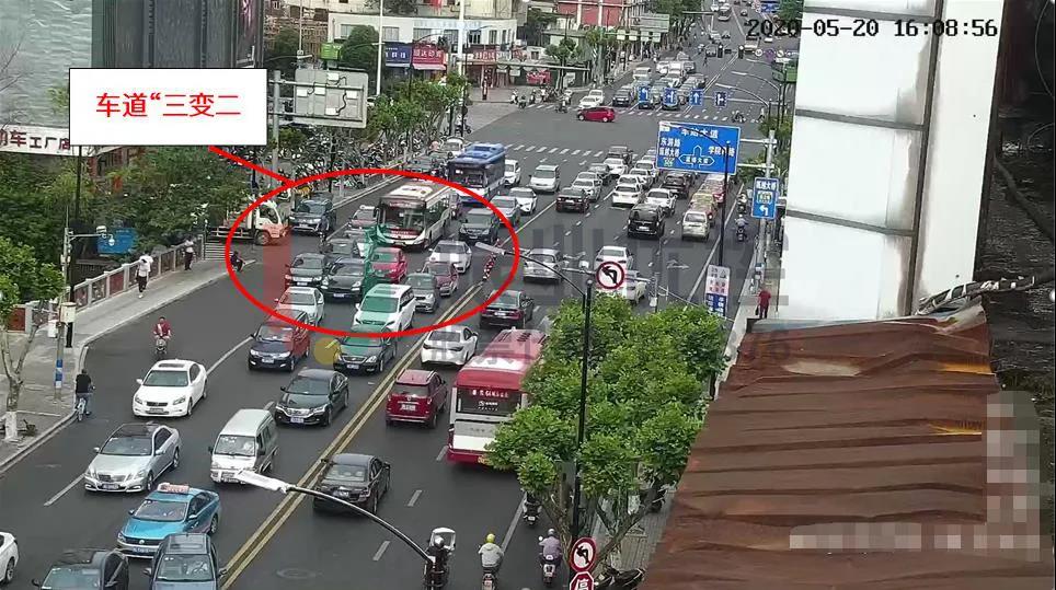 圖6 車道“由三變二”，形成道路瓶頸