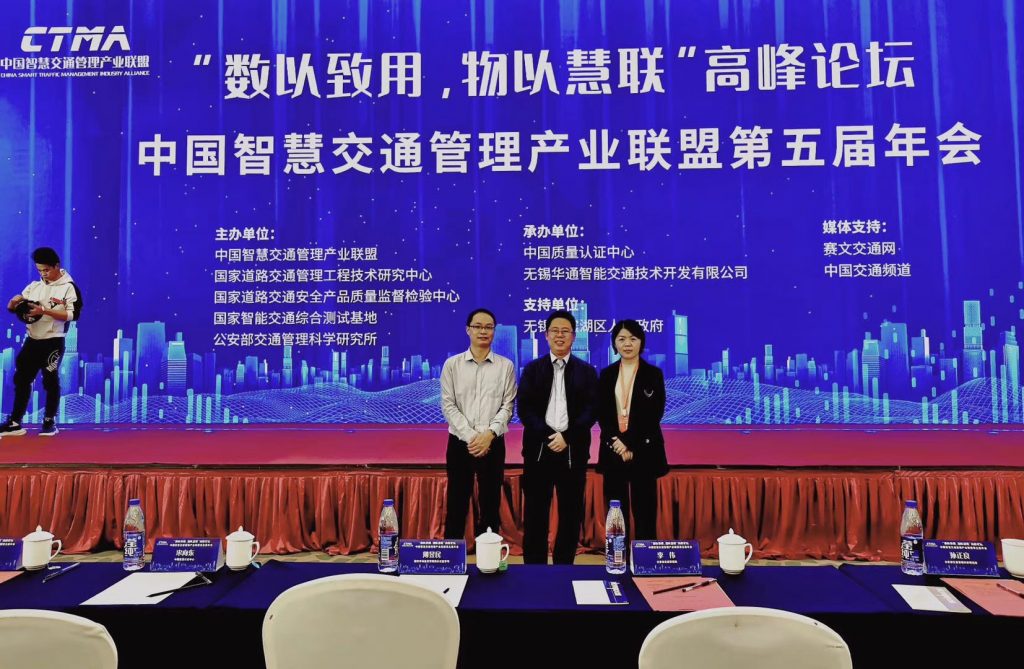 左一：副總裁林科、中間：CEO陳寧寧博士、右一：品牌策劃部總監(jiān)修甜甜
