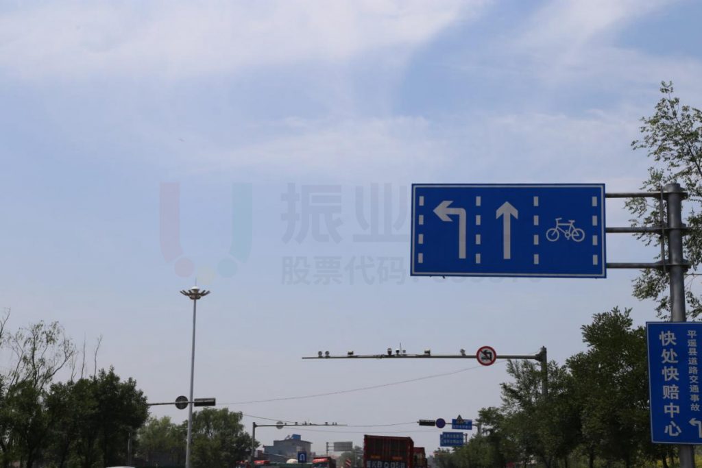 圖12 修建道路兩側(cè)樹(shù)枝樹(shù)葉,消除標(biāo)志牌遮蔽現(xiàn)象