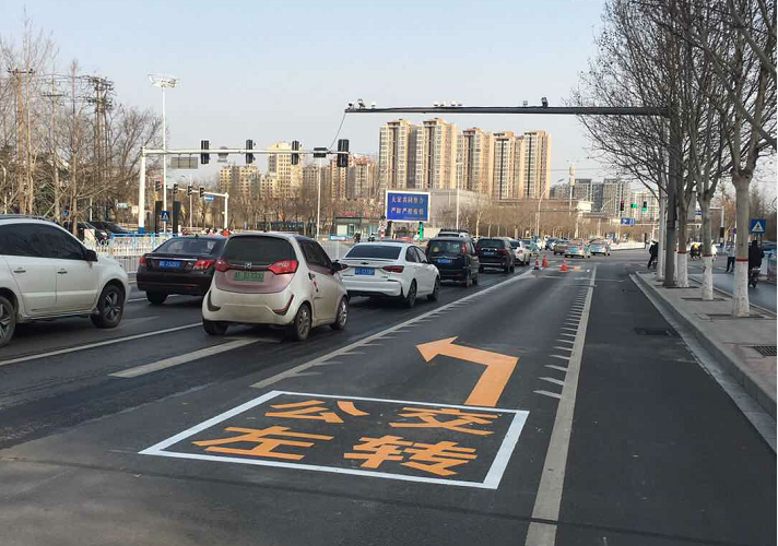 新華路-團(tuán)結(jié)大街南口實施“復(fù)合可變車道”