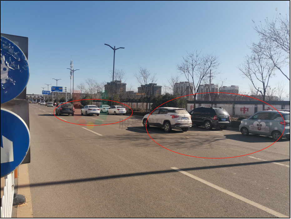 圖2 藝苑街違停現(xiàn)象嚴(yán)重