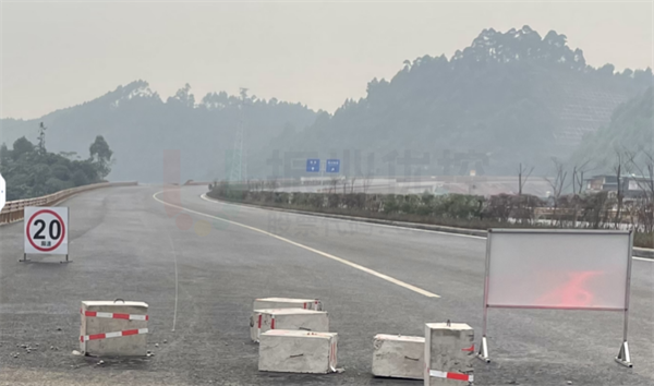 圖13 路口增設(shè)雨霧線形標(biāo)牌和反光防撞桶