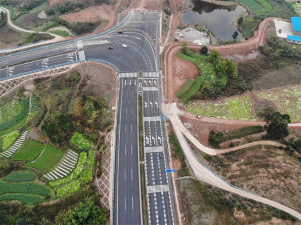 圖8 相交路口增畫(huà)縱向減速標(biāo)線