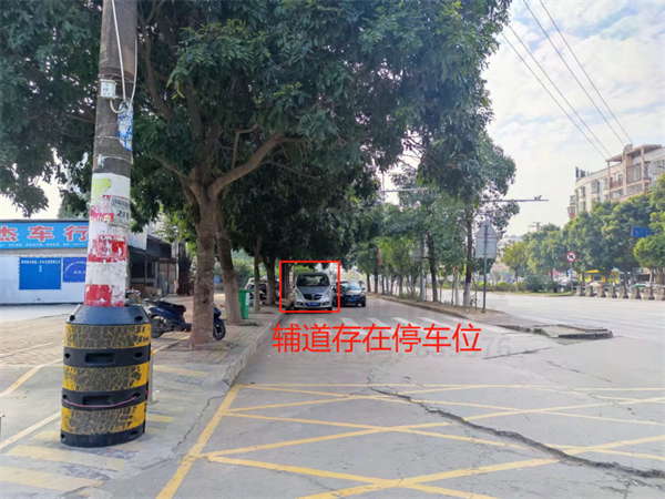 圖3 學(xué)校門(mén)前輔道存在停車(chē)位