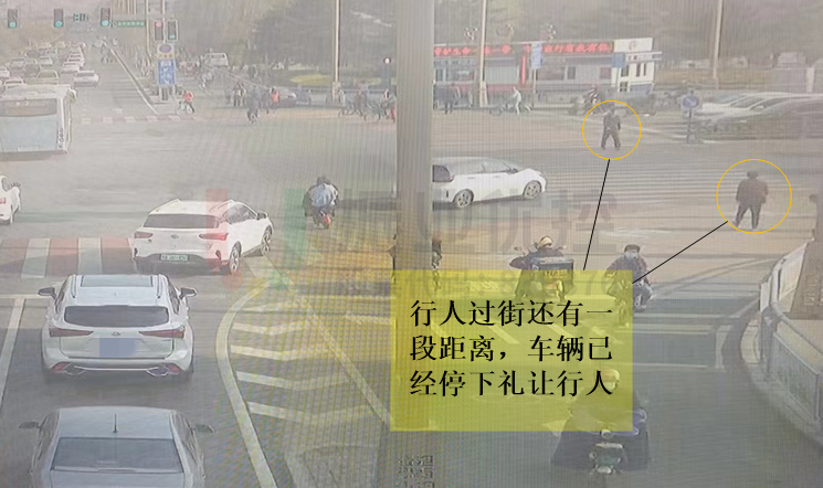 圖2 消防崗南進(jìn)口機(jī)動(dòng)車(chē)與行人、非機(jī)動(dòng)車(chē)沖突
